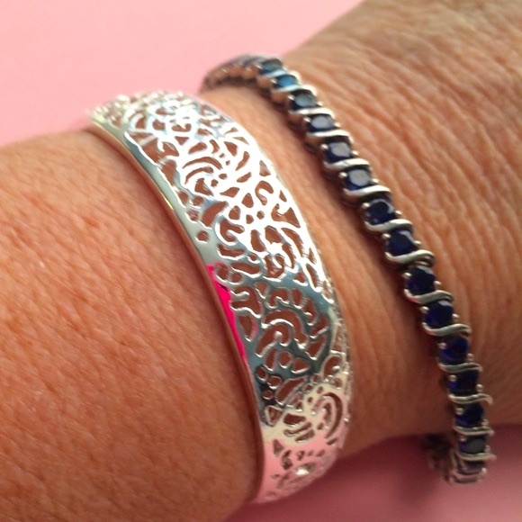 ✅REDUCED ‼️💕SALE! SALE !🌻Silver Cuff Bracelet - Picture 1 of 4